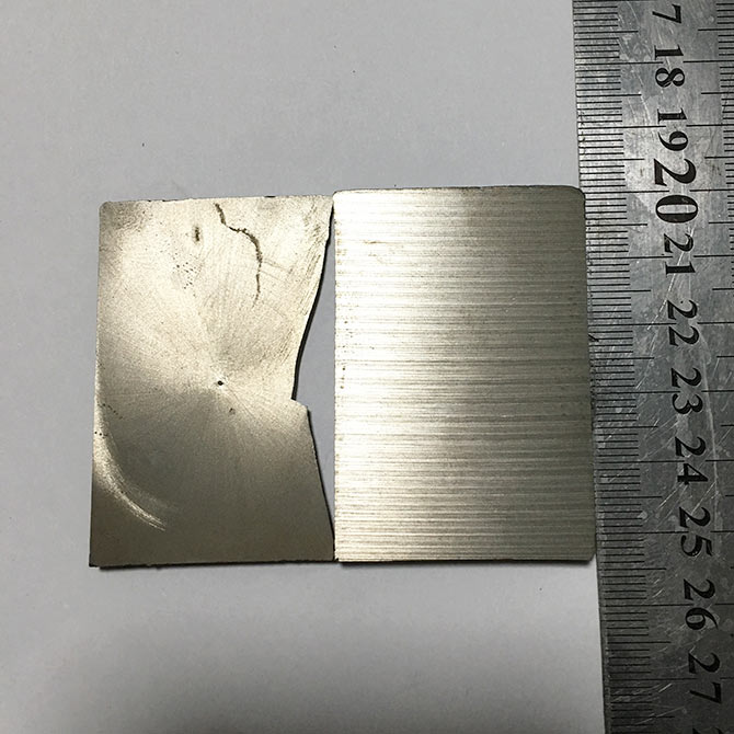 加工實(shí)例：稀土永磁材料已燒結(jié)釹鐵硼切割效果，燈光下拍攝