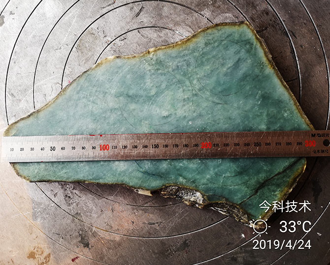 泰州今科金剛石線切割機(jī)效果怎樣？金剛石線切割機(jī)加工實(shí)例：直徑300mm翡翠切割效果展示。