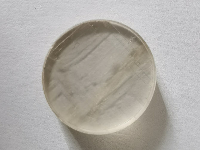 加工實(shí)例：C型切形機(jī)冰洲石切圓效果無崩邊